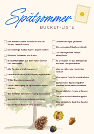 Eine Liste mit Aktivitäten für den Spätsommer auf beigem Hintergrund. Es sind kleine Elemente verstreut zu sehen, die zum Thema passen: eine eichel, kastanie, tannenzapfen, brombeere, braum und kleine sonne