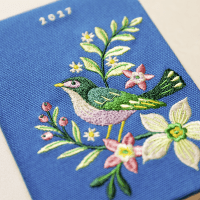 Zusatzmaterial PA 4036442015377 innen 032 von Taschenkalender A6 2027: Vogel und Blüten, bestickt, blau