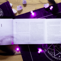 Zusatzmaterial PA 978 3 629 01596 9 innen 032 von University of the Enchanted: Magic, Love & Secrets von Lea Kaib