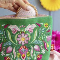 Zusatzmaterial PA 4036442015148 innen 034 von Fiesta del Sol Accessoirestasche bestickt, 18 x 24 cm, grün