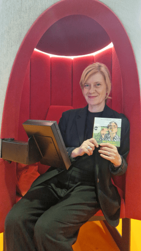 Caroline Peters im Hörbuchsessel