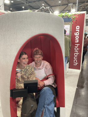 Gesina Demes und Annika Prigge im Hörsessel.