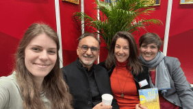 Daniel Speck mit argon-Kolleginnen am Stand.