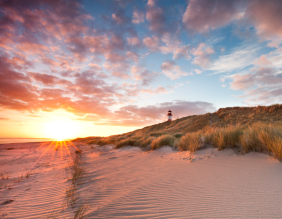 Foto von deutscher Küste, Sonnenuntergang und Leuchtturm