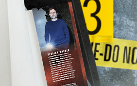 Foto von der Innenklappe des Krimis "Der goldene Tod", zu sehen ist die Autorenvita von Florian Wacker