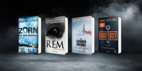 Vier Kriminalromane und Thriller stehen nebeneinander vor einem dunklen, nebligen Hintergrund. Es handelt sich um die Titel „Zorn – Die Akte Heinlein“ von Stephan Ludwig, „REM“ von Annika Strauss und Sebastian Fitzek, „Die Stockholm Protokolle“ von Moa Berglöf und Joakim Zander sowie „Ungelöst – Die erste Zeugin“ von Arno Strobel.