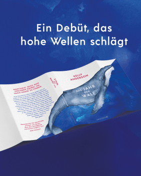 Offenes Buch "Das Jahr der Wale" von Kelly Anderson mit Wal-Illustration vor blauem Hintergrund mit dem Text 'Ein Debüt, das hohe Wellen schlägt'.
