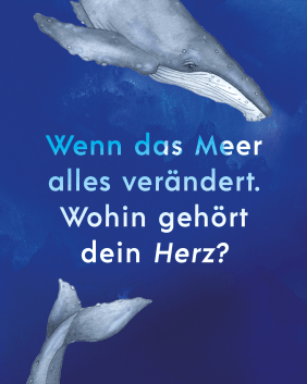 Eine Aquarell-Illustration zeigt einen großen Wal im tiefblauen Meer. Zwischen Kopf und Schwanzflosse des Wals steht der Text: "Wenn das Meer alles verändert. Wohin gehört dein Herz?".