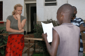 Im Heim der demobilisierten Kindersoldaten im Kongo lesen Kinder Katja Riemann einen Brief vor