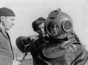 Frau in Taucheranzug, 1942
