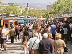 Menschen drängen sich durch enge Wege
