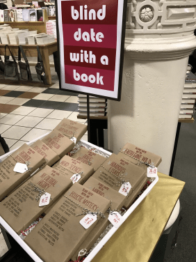 Büchertisch mit verpackten Büchern
