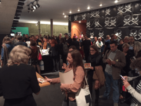 Empfangshalle mit vielen Menschen und signierenden Autoren