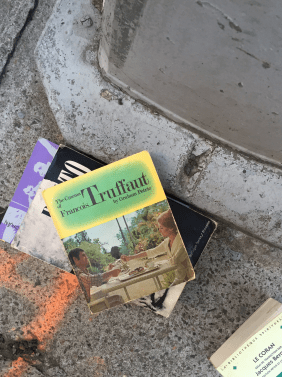 Bücherstapel am Boden