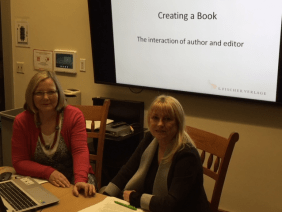 Cordelia Borchardt und Sabine Weigand am Tisch