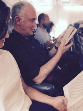 Joseph O'Connor im Flugzeug mit Buch