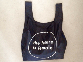 Schwarze Tasche mit Spruch