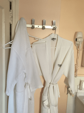 Bademantel im Badezimmer eines Hotels