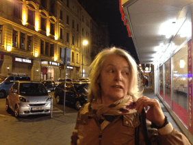 Marlene Streeruwitz in einer Frankfurter Straße