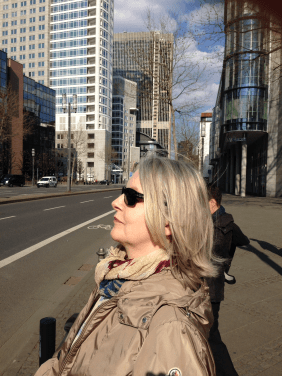 Marlene Streeruwitz vor Frankfurter Hochhäusern
