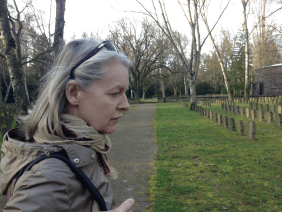 Marlene Streeruwitz auf einem Friedhof