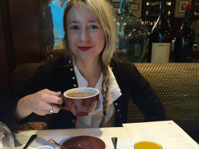 Friederike Schilbach mit Kaffee