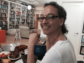 Frau vor gedecktem Tisch