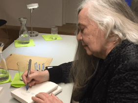 Autorin Marilynne Robinson signiert ein Buch