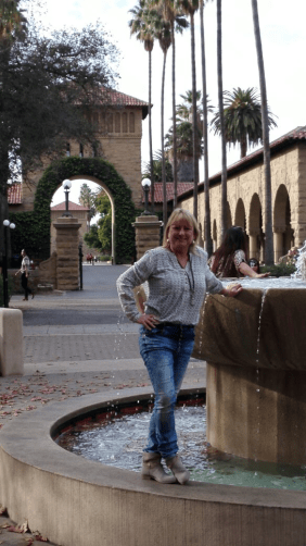 Sabine Weigand auf einem Brunnen
