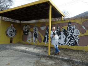 Stephan Wackwitz an einer Bushaltestelle