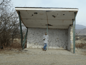 Stephan Wackwitz an einer Bushaltestelle