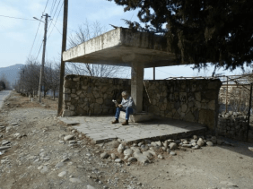 Stephan Wackwitz an einer Bushaltestelle