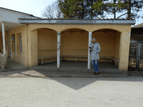 Stephan Wackwitz an einer Bushaltestelle