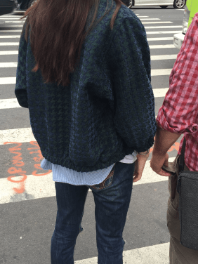 Mann mit langen Haaren von hinten