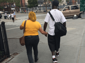 Pärchen Hand in Hand von hinten