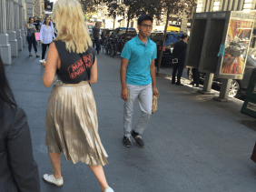 Straßenszene mit Menschen und Ständen