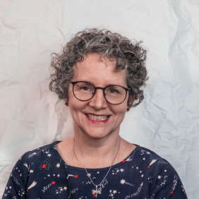 Ein Foto der Autorin Stephanie Schuster