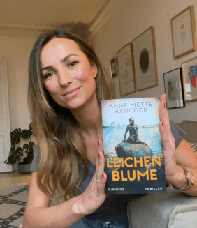 Autorenfoto Anne Mette Hancock mit Buch