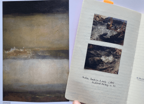 Auf der linken Seite ist ein Gemälde des Meeres von William Turner zu sehen, daneben die linke Seite eines aufgeschlagenen Notizbuches, in das zwei kleine, ausgedruckte Gemälde von William Turner eingeklebt sind