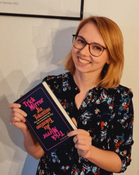 Übersetzerin Margarita Ruppel mit Jia Tolentinos Essayband »Trick Mirror« in den Händen