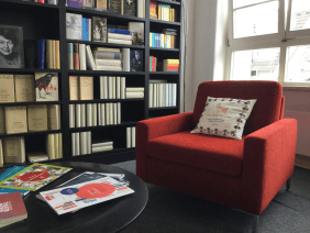 Rotes Sofa in der Bibliothek