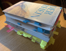 Das Foto zeig das Buch Beate Trögers mit zahlreichen Post-it Markierungen