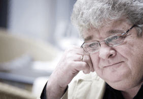 Autorenfoto von Jesper Juul, Mann mit Brille stützt sich auf Hand ab