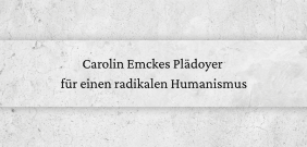 Schriftzug 'Carolin Emckes Plädoyer für einen radikalen Humanismus' auf einem Banner vor einem hellen Hintergrund in Beton-Optik.