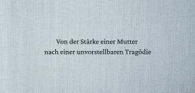 Schwarzer Schriftzug 'Von der Stärke einer Mutter nach einer unvorstellbaren Tragödie' auf einem hellblauen Hintergrund mit Leinenstruktur.