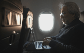 Can Dündar im Flieger