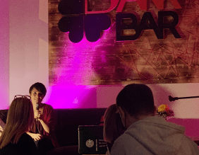 Eindrücke Gina Schöler spricht auf dem Release Event zu ihrem Buch Glück doch mal