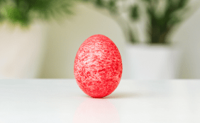 Osterei gefärbt mit Reisfärberei
