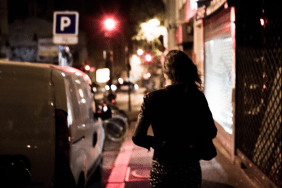 Eine Frau geht abends nach hause