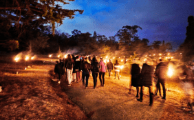 Menschen auf einem beleuchteten Pfad